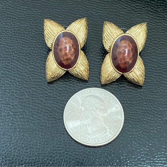 Vintage Unsigned Brown Oval Enamel Gold-tone Flower Post Earrings - Picture 5 of 10